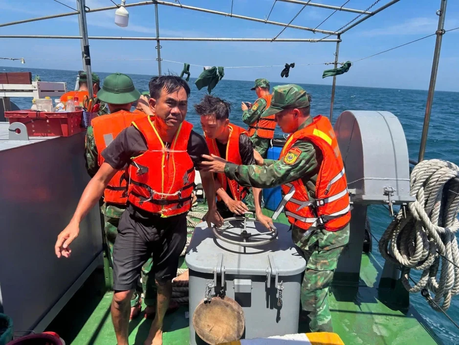 Cứu nạn thành công tất cả ngư dân trên tàu gặp nạn ở vùng biển Hải Phòng Cứu nạn thành công tất cả ngư dân trên tàu gặp nạn ở vùng biển Hải Phòng