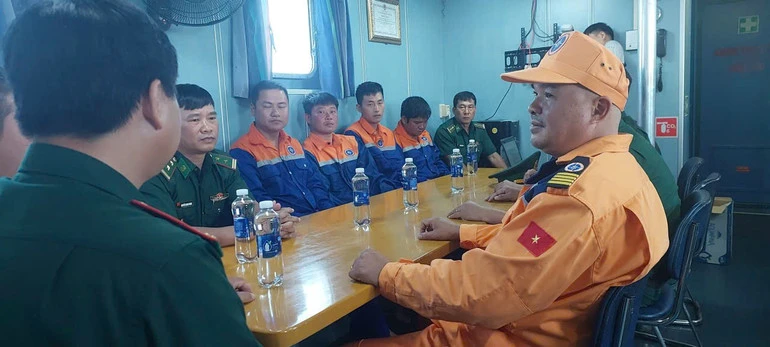 Cứu nạn thành công thuyền viên tàu vận tải bị chìm trên biển Cứu nạn thành công thuyền viên tàu vận tải bị chìm trên biển