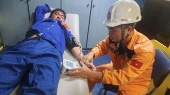 Cứu nạn thành công thuyền viên tàu vận tải bị chìm trên biển