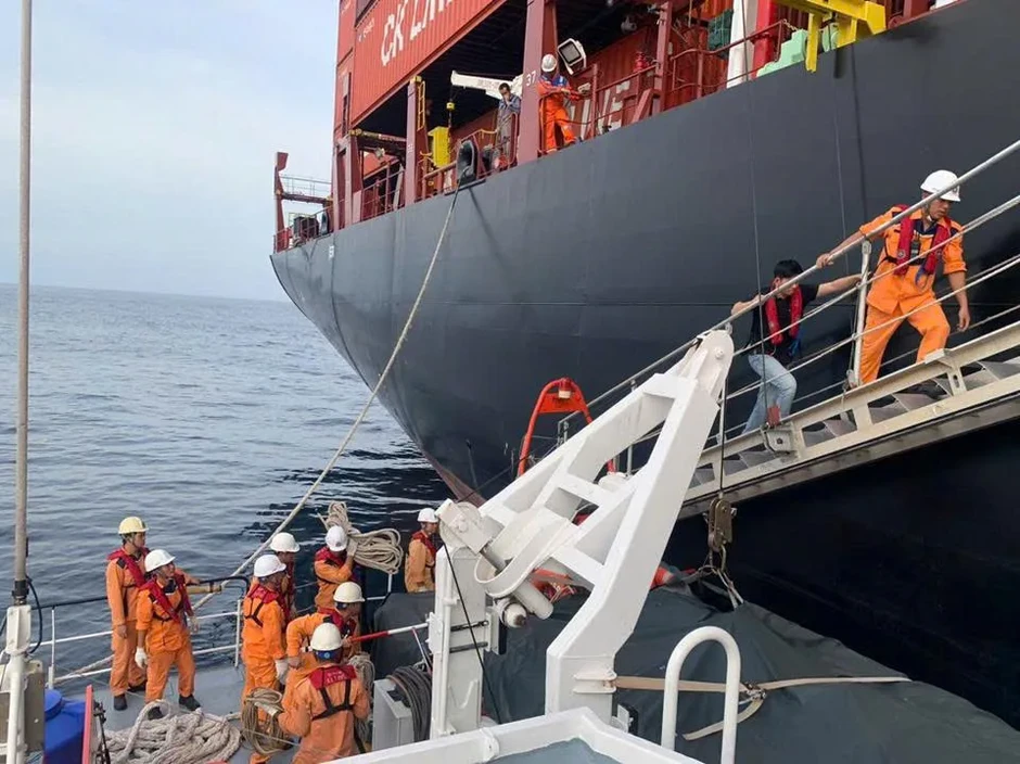 Cứu nạn thuyền viên Philippines nghi tai biến trên biển Khánh Hòa Cứu nạn thuyền viên Philippines nghi tai biến trên biển Khánh Hòa