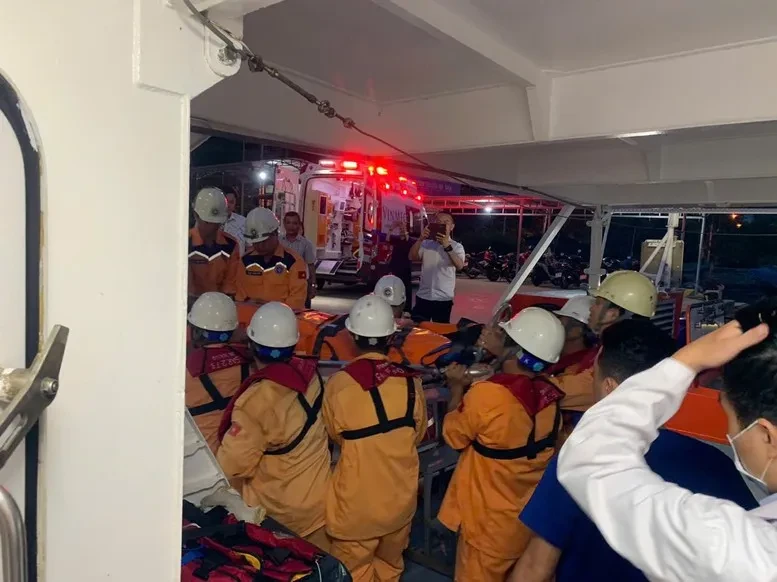 Cứu nạn thuyền viên Philippines nghi tai biến trên biển Khánh Hòa Cứu nạn thuyền viên Philippines nghi tai biến trên biển Khánh Hòa
