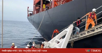 Cứu nạn thuyền viên Philippines nghi tai biến trên biển Khánh Hòa