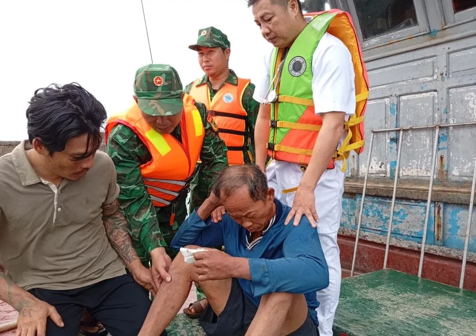 Cứu ngư dân bị chấn thương nặng trên vùng biển Bạch Long Vĩ Cứu ngư dân bị chấn thương nặng trên vùng biển Bạch Long Vĩ