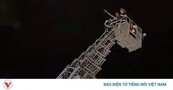 Cứu người đàn ông leo lên mái nhà cao tầng trong đêm ở Nghệ An