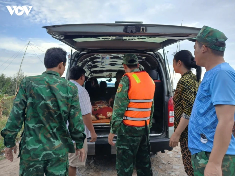 Cứu nhiều thuyền viên trên tàu cháy, chìm ngoài khơi ở Vĩnh Long Cứu nhiều thuyền viên trên tàu cháy, chìm ngoài khơi ở Vĩnh Long