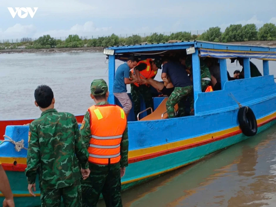 Cứu nhiều thuyền viên trên tàu cháy, chìm ngoài khơi ở Vĩnh Long Cứu nhiều thuyền viên trên tàu cháy, chìm ngoài khơi ở Vĩnh Long