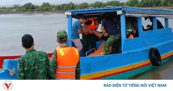 Cứu nhiều thuyền viên trên tàu cháy, chìm ngoài khơi ở Vĩnh Long