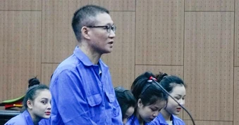 Cựu Phó chủ tịch phường "xào ke" xuyên đêm cùng 2 nữ nhân viên lĩnh án