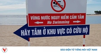 Cứu sống 2 du khách bị đuối nước khi tắm biển Nhật Lệ, Quảng Trị