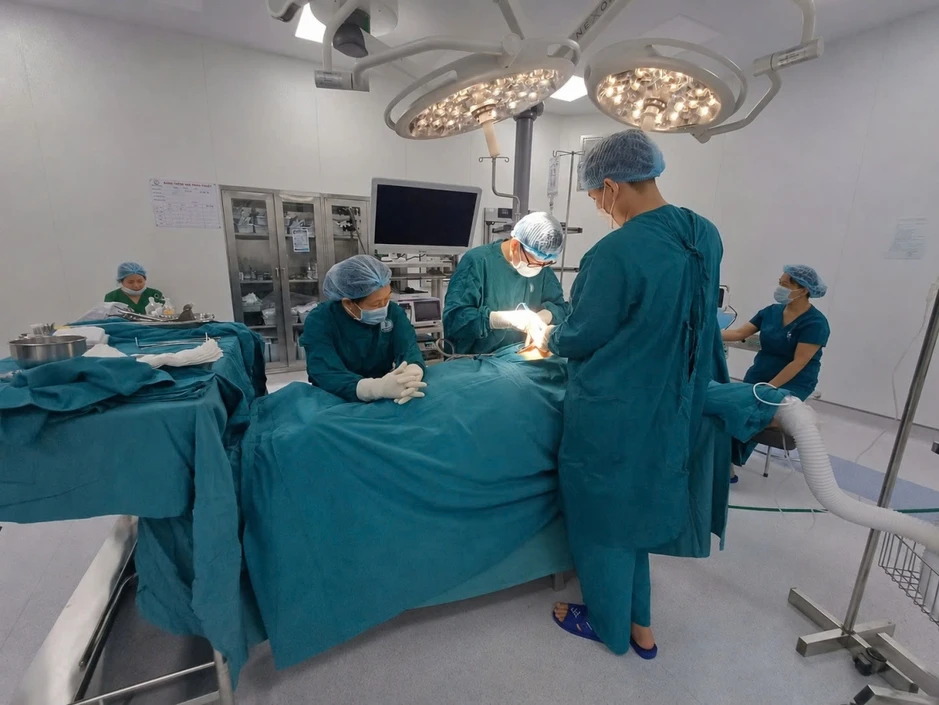 Cứu sống công nhân ngã giàn giáo, thủng cơ hoành, rách gan nặng Cứu sống công nhân ngã giàn giáo, thủng cơ hoành, rách gan nặng