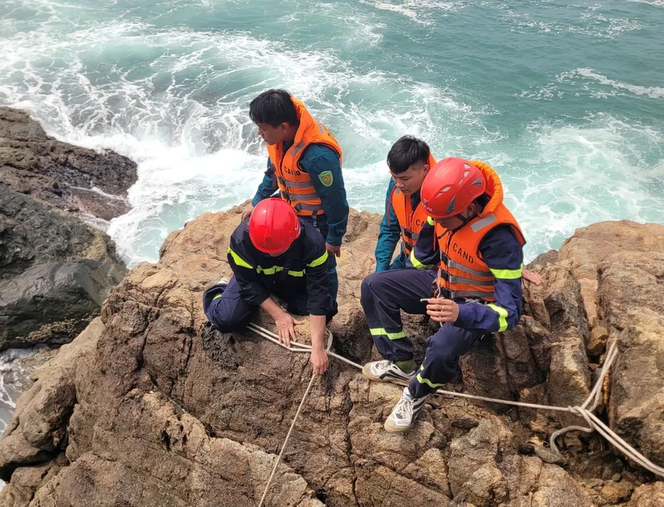 Cứu sống nạn nhân thứ hai trong vụ 4 người bị sóng cuốn tại Đà Nẵng