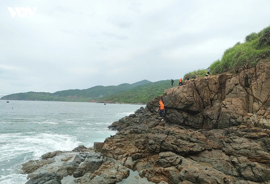 Cứu sống nạn nhân thứ hai trong vụ 4 người bị sóng cuốn tại Mũi Nghê Cứu sống nạn nhân thứ hai trong vụ 4 người bị sóng cuốn tại Mũi Nghê
