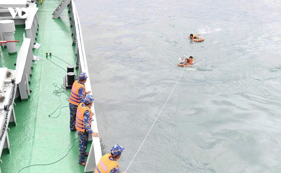 Cứu sống nạn nhân thứ hai trong vụ 4 người bị sóng cuốn tại Mũi Nghê Cứu sống nạn nhân thứ hai trong vụ 4 người bị sóng cuốn tại Mũi Nghê