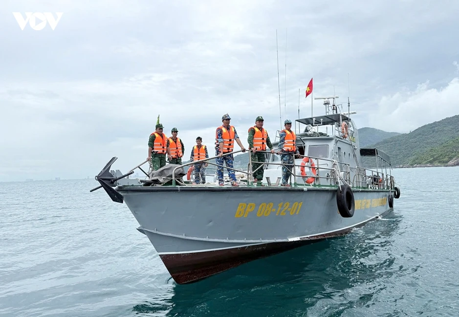 Cứu sống nạn nhân thứ hai trong vụ 4 người bị sóng cuốn tại Mũi Nghê Cứu sống nạn nhân thứ hai trong vụ 4 người bị sóng cuốn tại Mũi Nghê