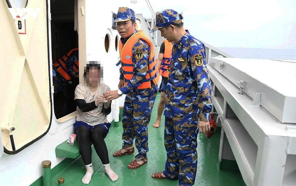 Cứu sống nạn nhân thứ hai trong vụ 4 người bị sóng cuốn tại Mũi Nghê Cứu sống nạn nhân thứ hai trong vụ 4 người bị sóng cuốn tại Mũi Nghê