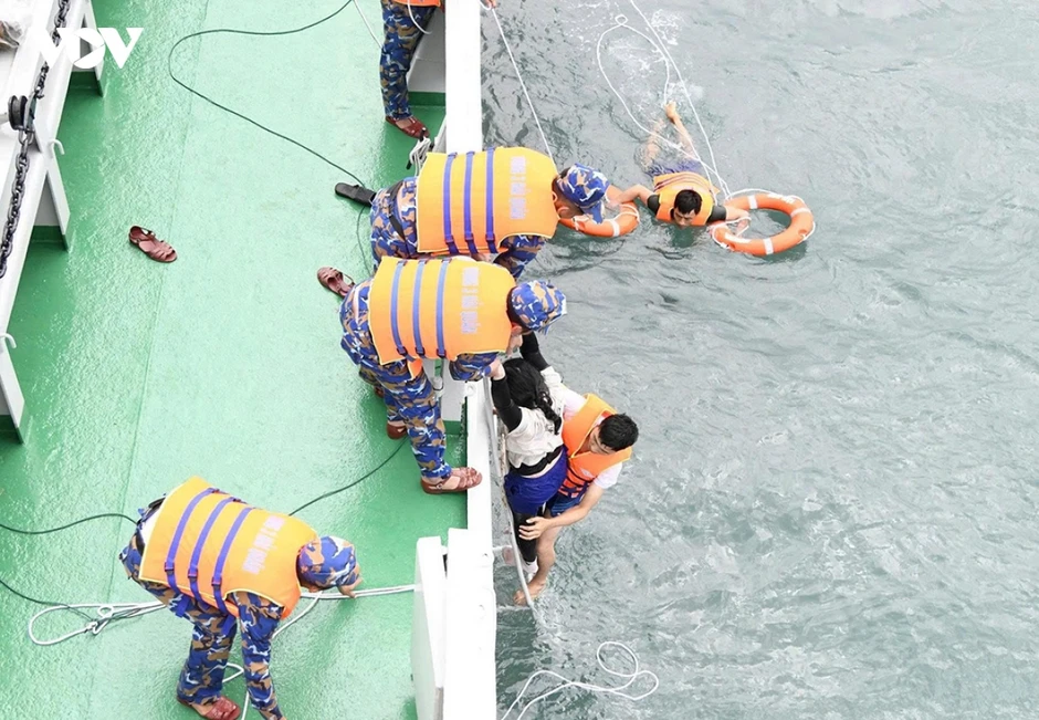 Cứu sống nạn nhân thứ hai trong vụ 4 người bị sóng cuốn tại Mũi Nghê Cứu sống nạn nhân thứ hai trong vụ 4 người bị sóng cuốn tại Mũi Nghê