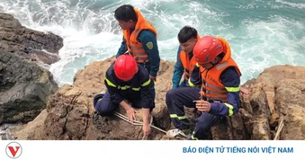 Cứu sống nạn nhân thứ hai trong vụ 4 người bị sóng cuốn tại Mũi Nghê