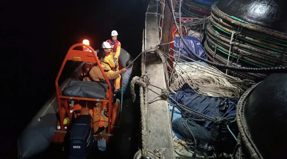 Cứu thành công 30 ngư dân trên tàu cá bị cháy ở vùng biển Khánh Hòa