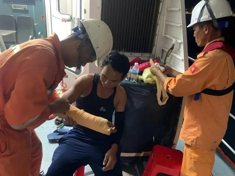 Cứu thành công 30 ngư dân trên tàu cá bị cháy ở vùng biển Khánh Hòa