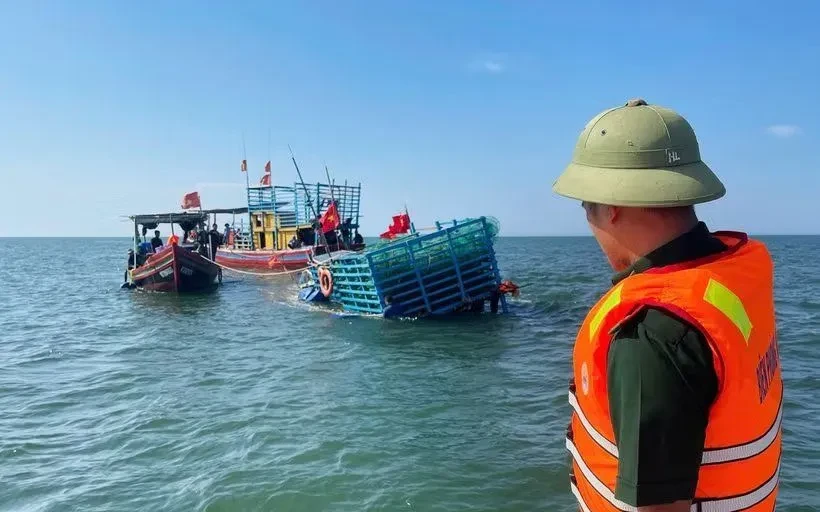 Cứu thành công 7 ngư dân trên tàu cá bị sóng lớn đánh chìm ở Hà Tĩnh Cứu thành công 7 ngư dân trên tàu cá bị sóng lớn đánh chìm ở Hà Tĩnh