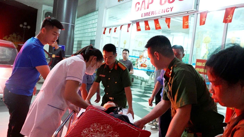 Cứu thành công cháu bé 5 tuổi bị lạc, ngã trong rừng lúc đêm tối Cứu thành công cháu bé 5 tuổi bị lạc, ngã trong rừng lúc đêm tối