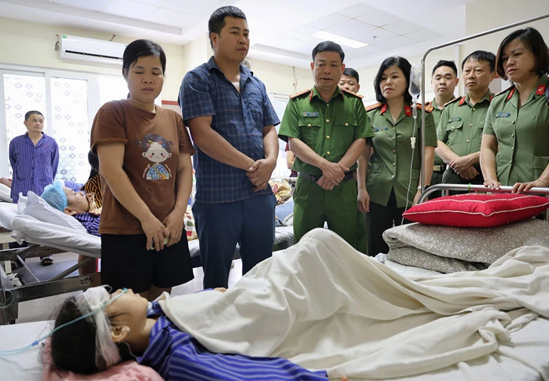 Cứu thành công cháu bé 5 tuổi bị lạc, ngã trong rừng lúc đêm tối Cứu thành công cháu bé 5 tuổi bị lạc, ngã trong rừng lúc đêm tối