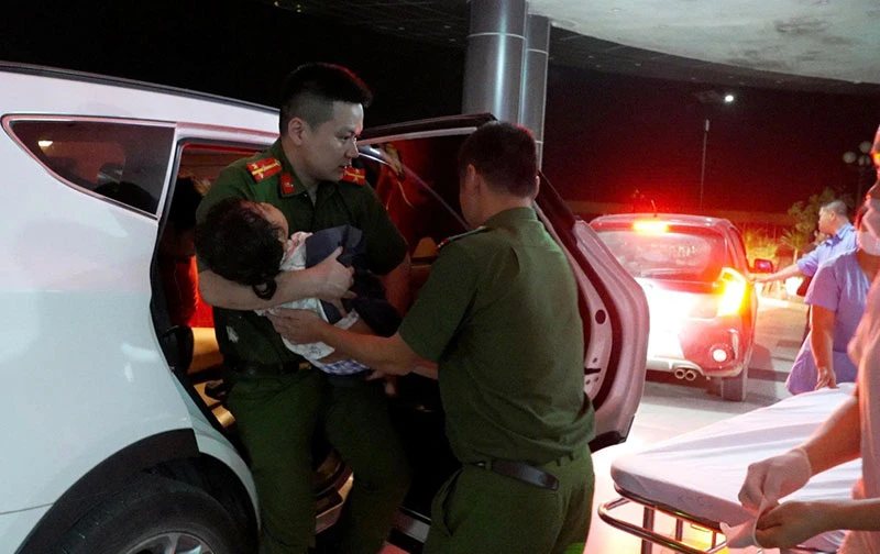 Cứu thành công cháu bé 5 tuổi bị lạc, ngã trong rừng lúc đêm tối Cứu thành công cháu bé 5 tuổi bị lạc, ngã trong rừng lúc đêm tối