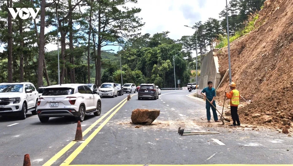 Đá lớn sạt lở lăn ra giữa đường đèo Prenn Đà Lạt