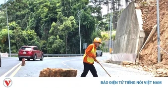 Đá lớn sạt lở lăn ra giữa đường đèo Prenn Đà Lạt