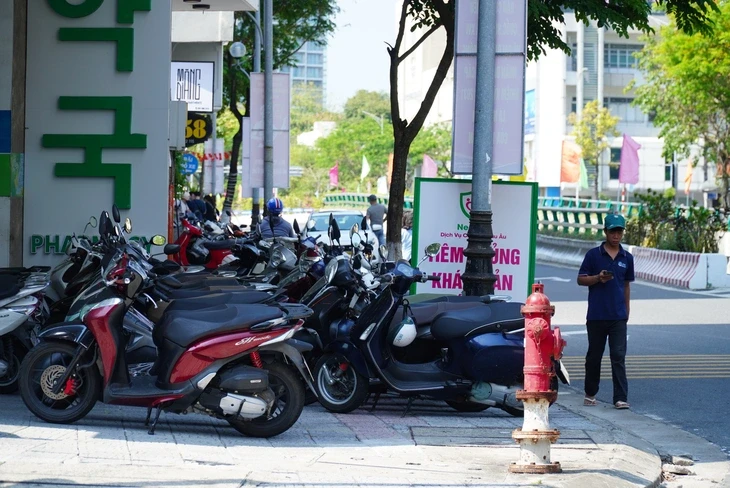 Đà Nẵng cấm buôn bán trên vỉa hè: chỉ dành cho người đi bộ và đậu xe máy Đà Nẵng cấm buôn bán trên vỉa hè: chỉ dành cho người đi bộ và đậu xe máy