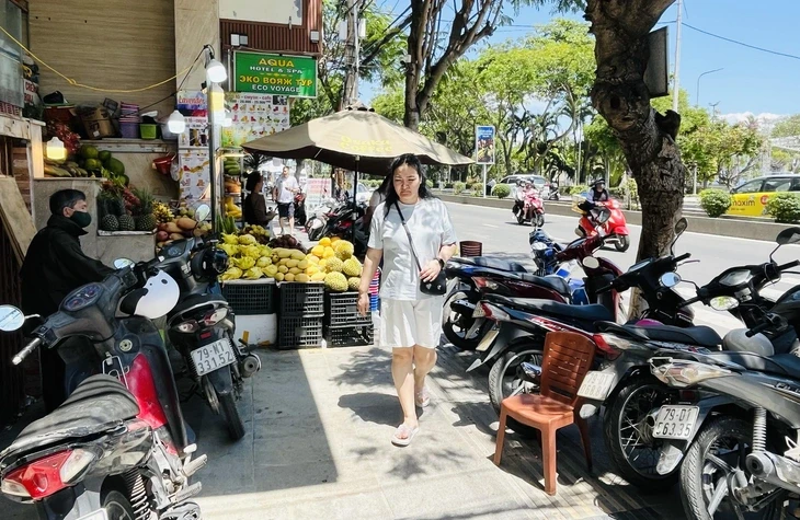 Đà Nẵng cấm buôn bán trên vỉa hè: chỉ dành cho người đi bộ và đậu xe máy Đà Nẵng cấm buôn bán trên vỉa hè: chỉ dành cho người đi bộ và đậu xe máy