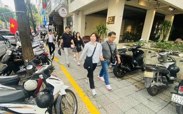 Đà Nẵng cấm buôn bán trên vỉa hè: chỉ dành cho người đi bộ và đậu xe máy Đà Nẵng cấm buôn bán trên vỉa hè: chỉ dành cho người đi bộ và đậu xe máy