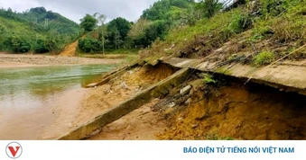 Đà Nẵng công bố tình huống khẩn cấp do sạt lở bờ sông tại xã A Vương