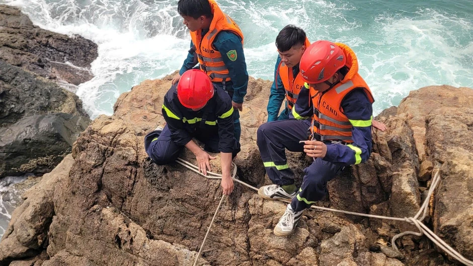 Đà Nẵng cứu sống nạn nhân thứ hai trong vụ 4 người bị sóng cuốn tại Mũi Nghê Đà Nẵng cứu sống nạn nhân thứ hai trong vụ 4 người bị sóng cuốn tại Mũi Nghê