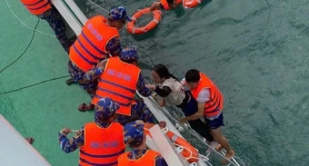 Đà Nẵng cứu sống nạn nhân thứ hai trong vụ 4 người bị sóng cuốn tại Mũi Nghê