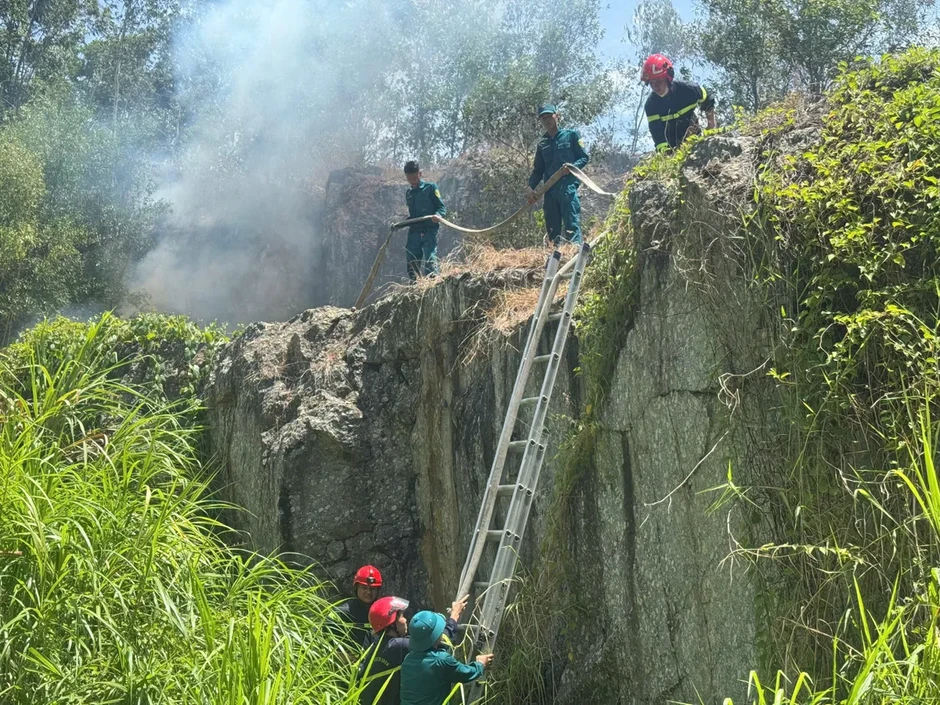 Đà Nẵng dập tắt đám cháy nguy hiểm, ngăn lửa lan vào rừng Đà Nẵng dập tắt đám cháy nguy hiểm, ngăn lửa lan vào rừng
