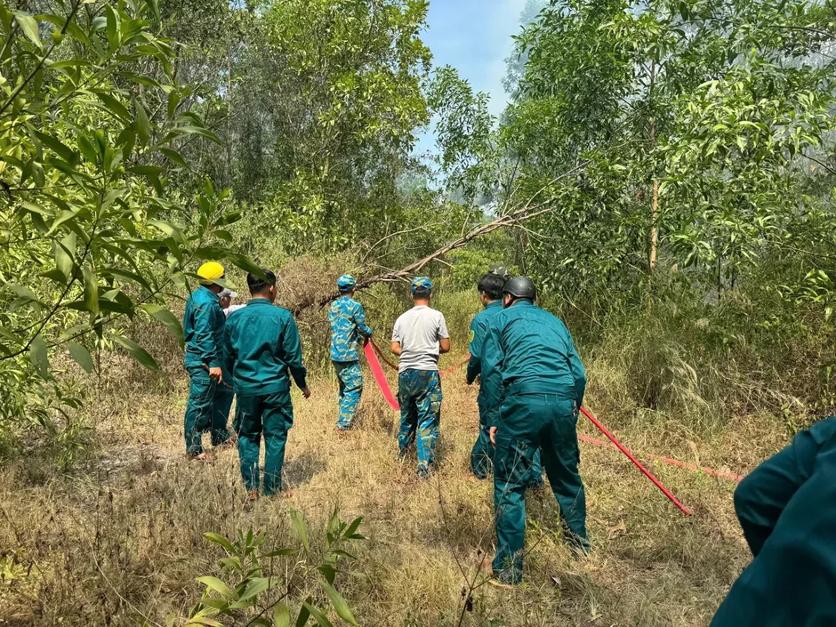 Đà Nẵng dập tắt đám cháy nguy hiểm, ngăn lửa lan vào rừng Đà Nẵng dập tắt đám cháy nguy hiểm, ngăn lửa lan vào rừng