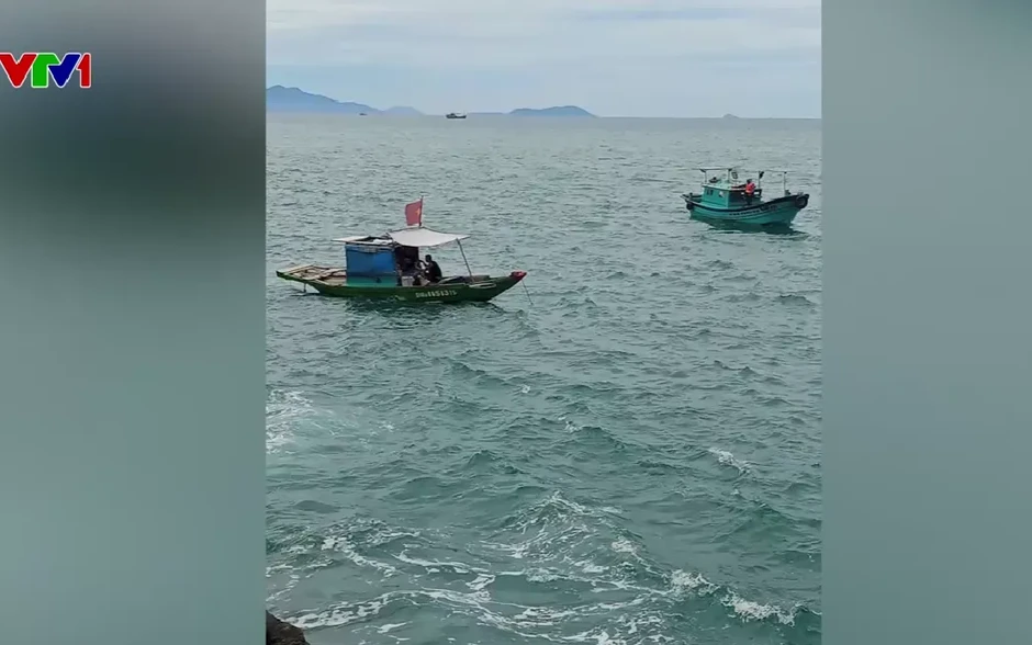 Đà Nẵng: Huy động nhiều lực lượng tìm kiếm 2 người bị sóng cuốn mất tích Đà Nẵng: Huy động nhiều lực lượng tìm kiếm 2 người bị sóng cuốn mất tích