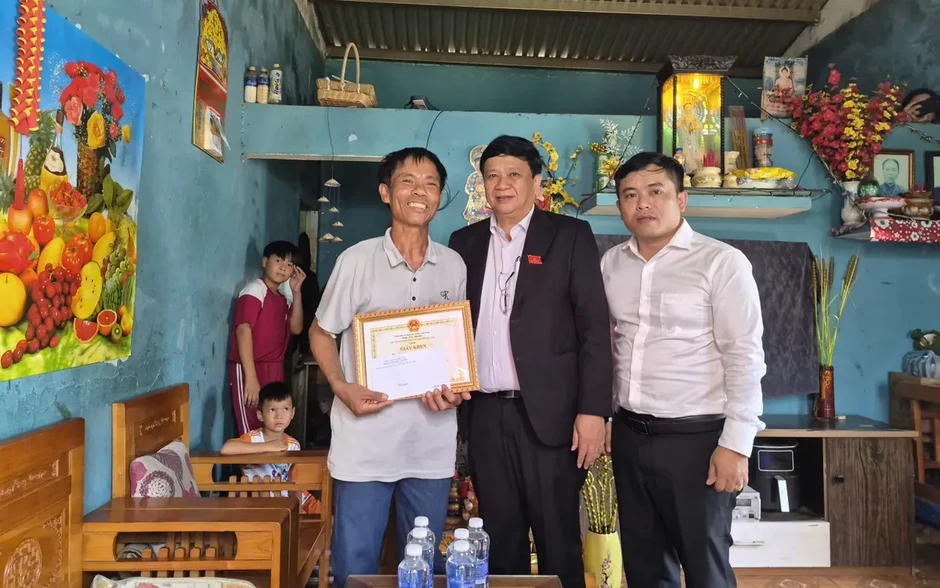 Đà Nẵng: Khen thưởng biểu dương người dân dũng cảm cứu hai trẻ bị đuối nước ở biển Nam Ô Đà Nẵng: Khen thưởng biểu dương người dân dũng cảm cứu hai trẻ bị đuối nước ở biển Nam Ô