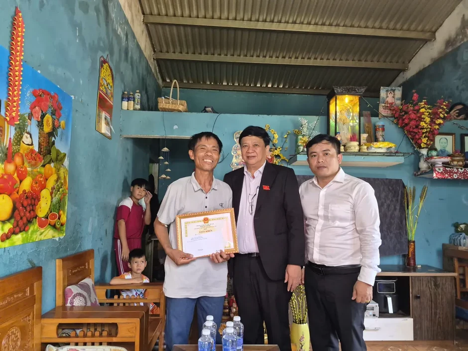 Đà Nẵng: Khen thưởng biểu dương người dân dũng cảm cứu hai trẻ bị đuối nước ở biển Nam Ô Đà Nẵng: Khen thưởng biểu dương người dân dũng cảm cứu hai trẻ bị đuối nước ở biển Nam Ô