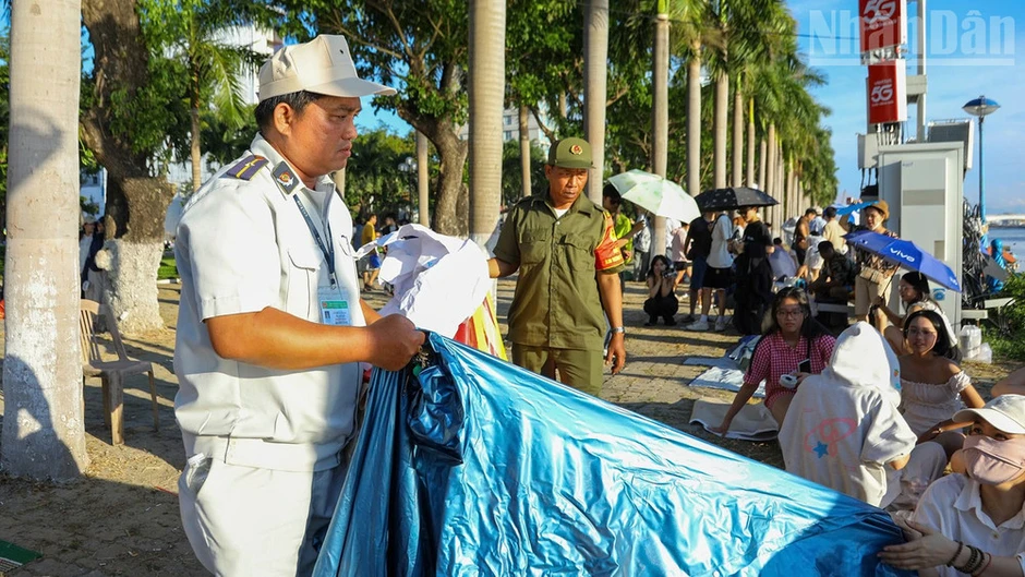 Đà Nẵng: Người dân, du khách háo hức “xí” chỗ xem pháo hoa