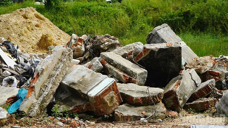 Đà Nẵng: Nhức nhối tình trạng đổ chất thải xây dựng trên địa bàn phường Bàn Thạch