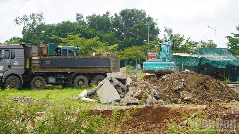 Đà Nẵng: Nhức nhối tình trạng đổ chất thải xây dựng trên địa bàn phường Bàn Thạch