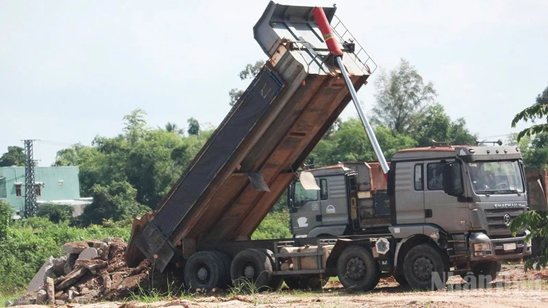 Đà Nẵng: Nhức nhối tình trạng đổ chất thải xây dựng trên địa bàn phường Bàn Thạch