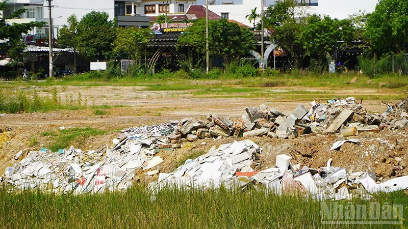 Đà Nẵng: Nhức nhối tình trạng đổ chất thải xây dựng trên địa bàn phường Bàn Thạch