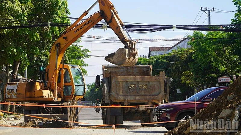 Đà Nẵng: Nhức nhối tình trạng đổ chất thải xây dựng trên địa bàn phường Bàn Thạch