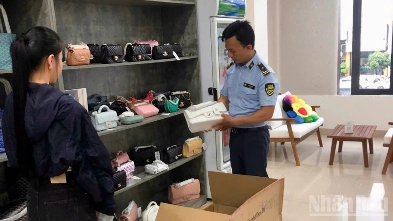 Đà Nẵng: Phát hiện, tạm giữ 652 sản phẩm hàng hóa có dấu hiệu giả mạo nhiều nhãn hiệu nổi tiếng Đà Nẵng: Phát hiện, tạm giữ 652 sản phẩm hàng hóa có dấu hiệu giả mạo nhiều nhãn hiệu nổi tiếng