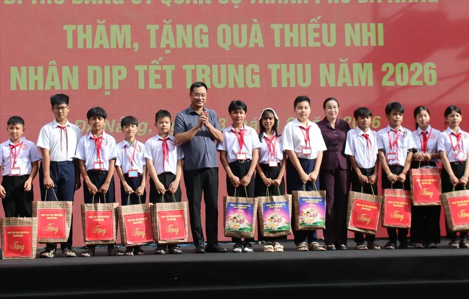 Đà Nẵng: Tặng quà và khám bệnh cho học sinh các trường dân tộc nội trú Đà Nẵng: Tặng quà và khám bệnh cho học sinh các trường dân tộc nội trú