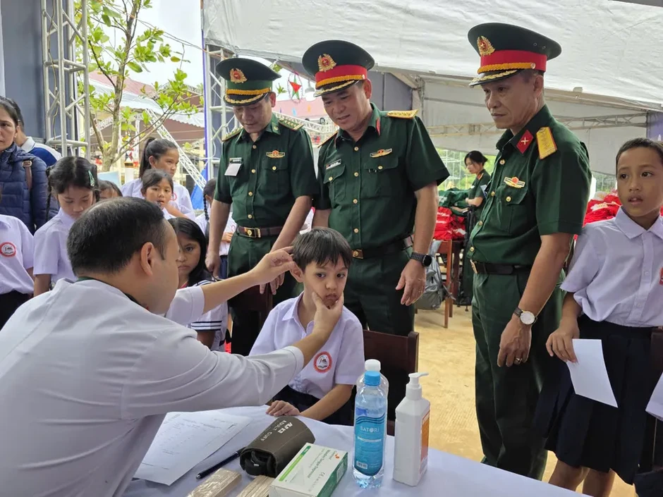 Đà Nẵng: Tặng quà và khám bệnh cho học sinh các trường dân tộc nội trú Đà Nẵng: Tặng quà và khám bệnh cho học sinh các trường dân tộc nội trú