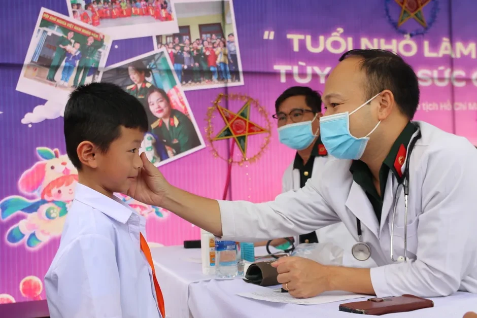 Đà Nẵng: Tặng quà và khám bệnh cho học sinh các trường dân tộc nội trú Đà Nẵng: Tặng quà và khám bệnh cho học sinh các trường dân tộc nội trú